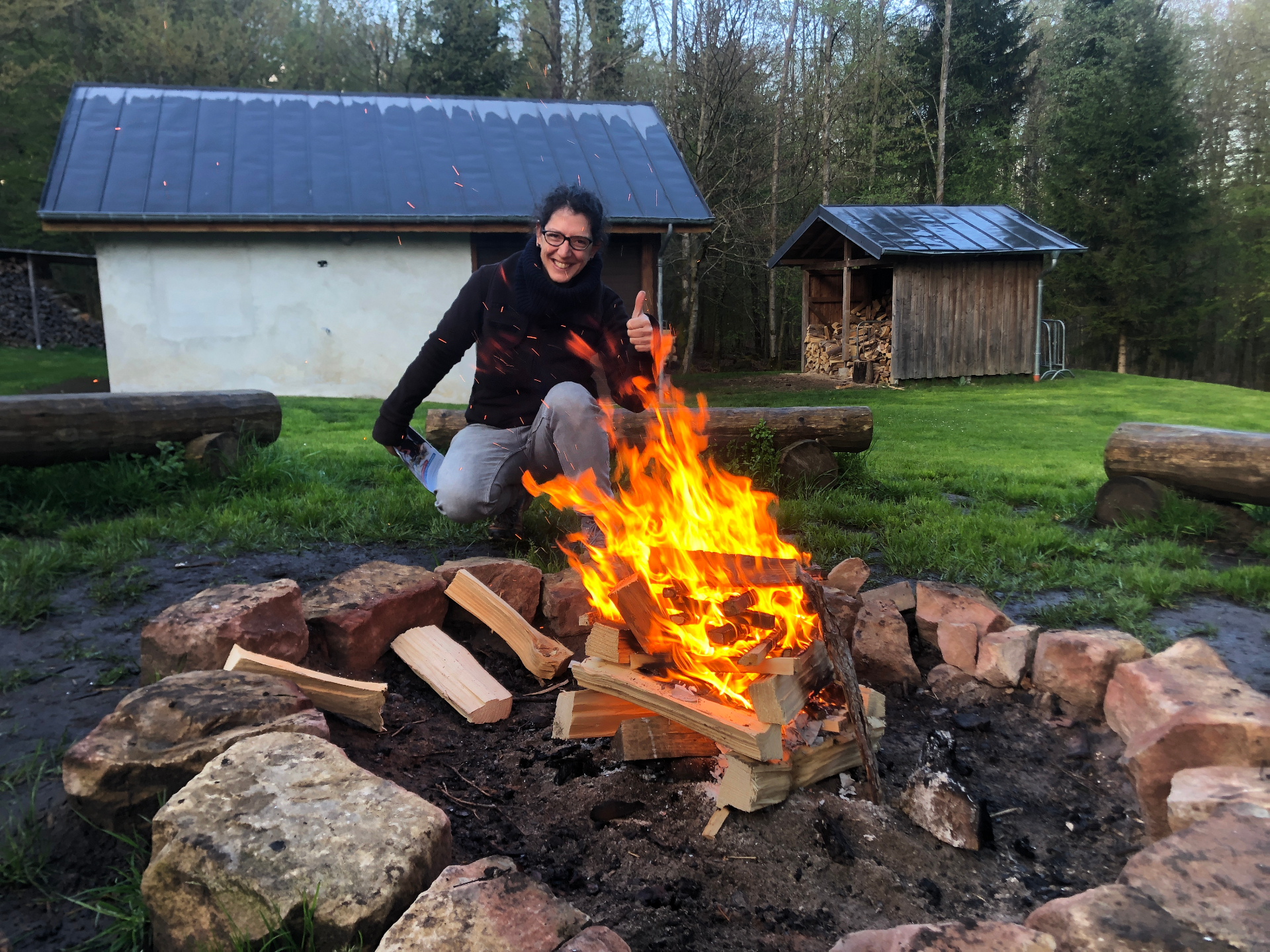 Nicole am Feuer
