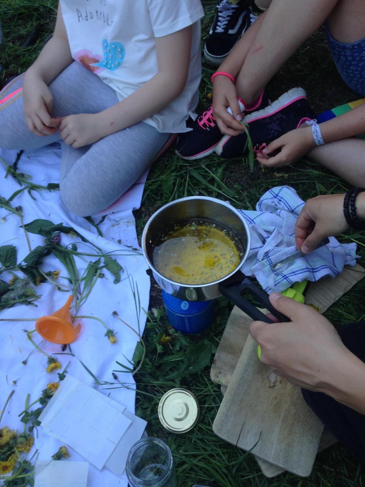 Kinder beim Wildkräuter-Kochen