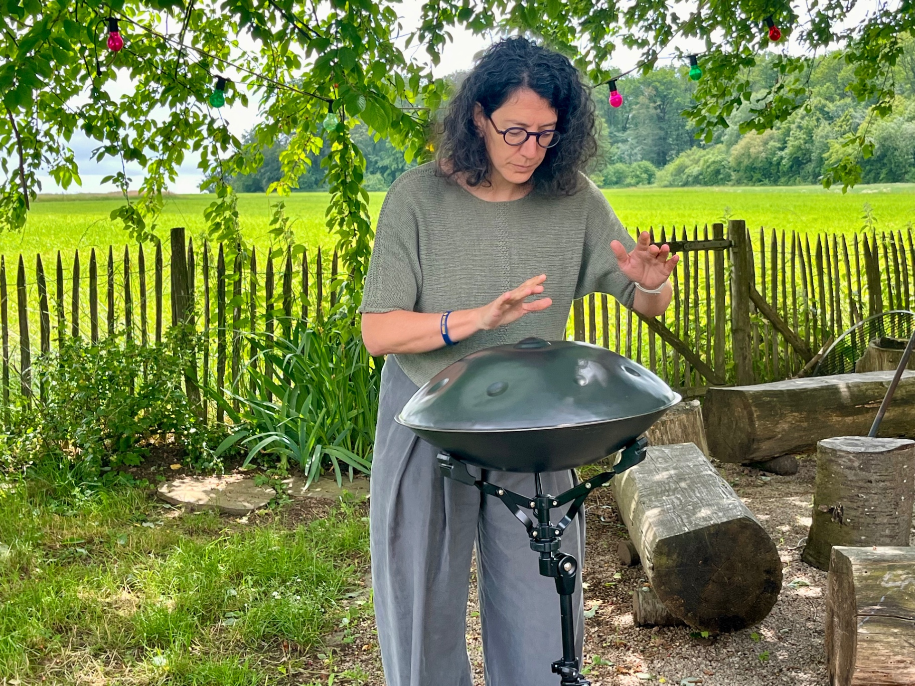 Handpan im Garten unter Bäumen