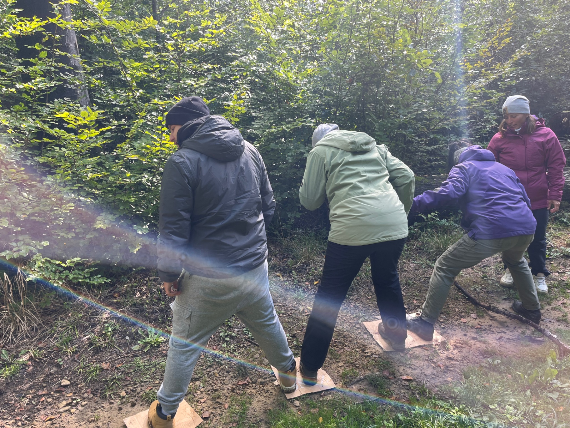 Team-Übung im Wald mit Seil und Pappe