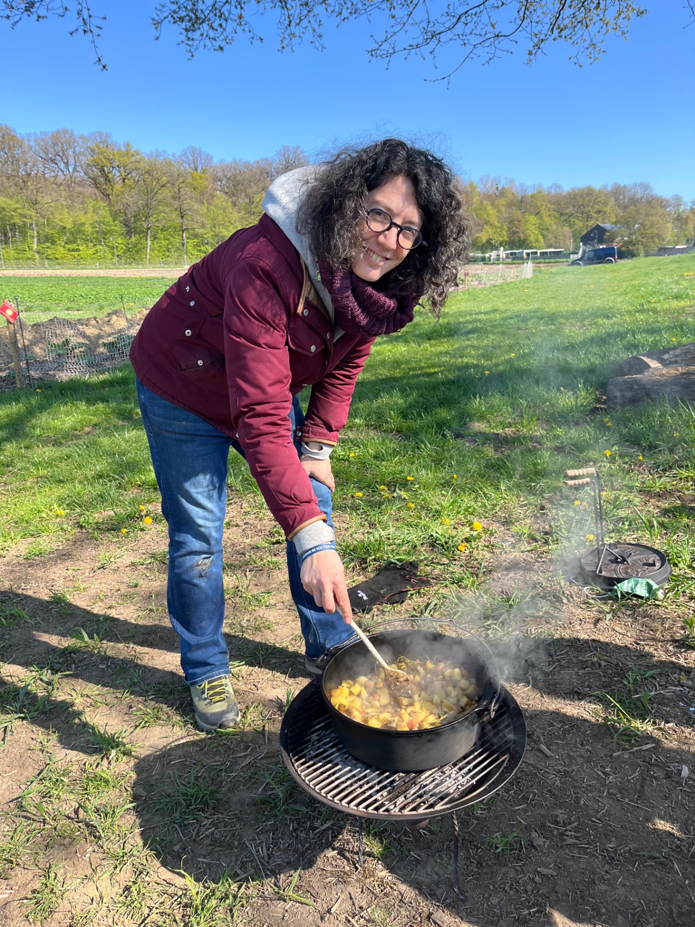 Kochen im Dutch Oven über dem Feuer am Feldrand