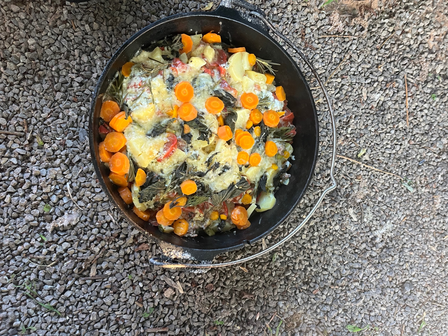 Äpfel in der Pfanne über dem Feuer
